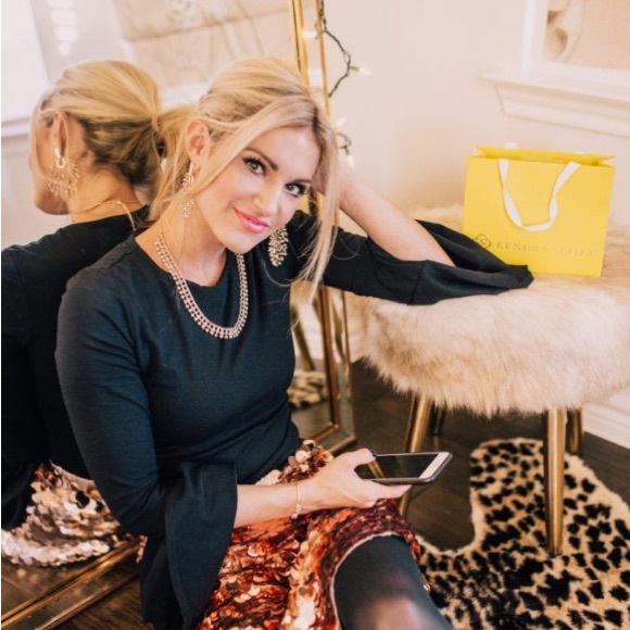 Kendra Scott Oscar Necklace in Smokey Crystal gold - Picture 2 of 6